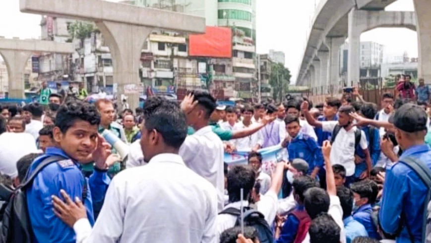 শিক্ষার্থী নিহতের ঘটনায় ফার্মগেটে সড়ক অবরোধ, যান চলাচল বন্ধ